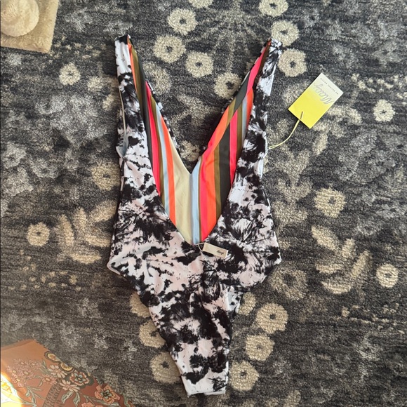NWT Maaji Black and White Tie-Dye Swimsuit - Picture 8 of 11